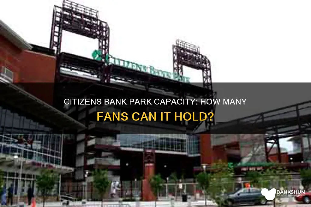 how many does citizens bank park hold